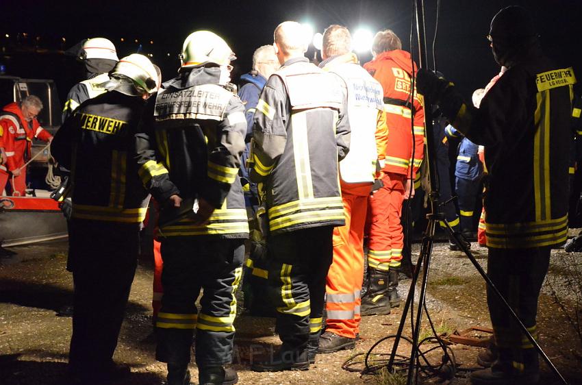 Einsatz BF Koeln PKW im Rhein Mondorf Hersel P078.JPG